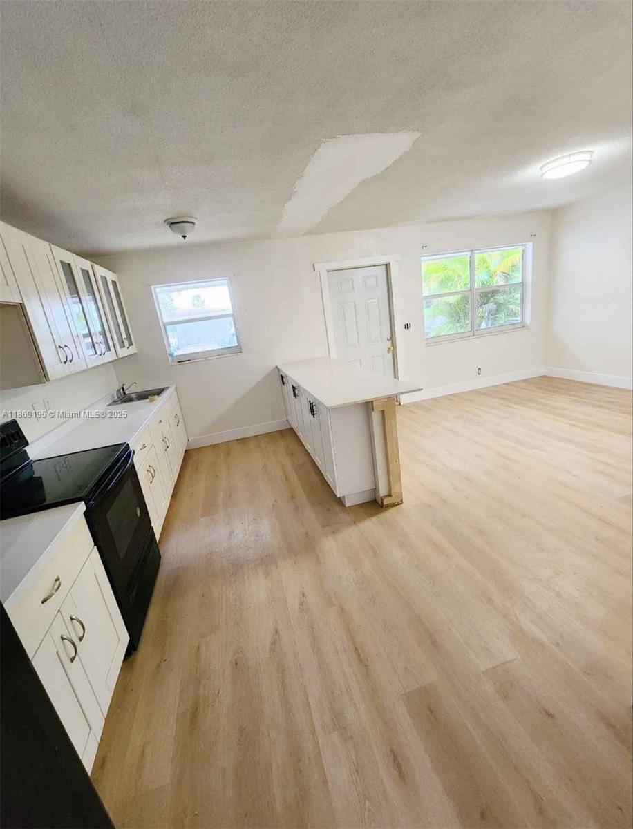 Water included! Amazing location, walking distance to shopping, Snyder park, restaurants and much more. 1.5 miles from YACHT MARINA, .75 mile to I95((ARRIVE TO MIAMI 30 MIN)), 3.5 MILES TO FORT LAUDERDALE BEACH. Great neighborhood surrounded by 800,000$ new construction homes.
Updated spacious 1/1
Parking for up to 4 cars - commercial vehicles ok-
Large spacious private backyard
No HOA APPROVAL REQUIRED.
Open to 12 month, 6 month, 3 month lease OR AIRBNB arbitrage.