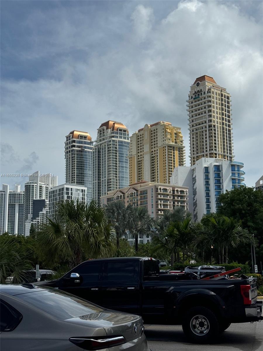 WINSTON TOWER 300 CONDO - Residential
