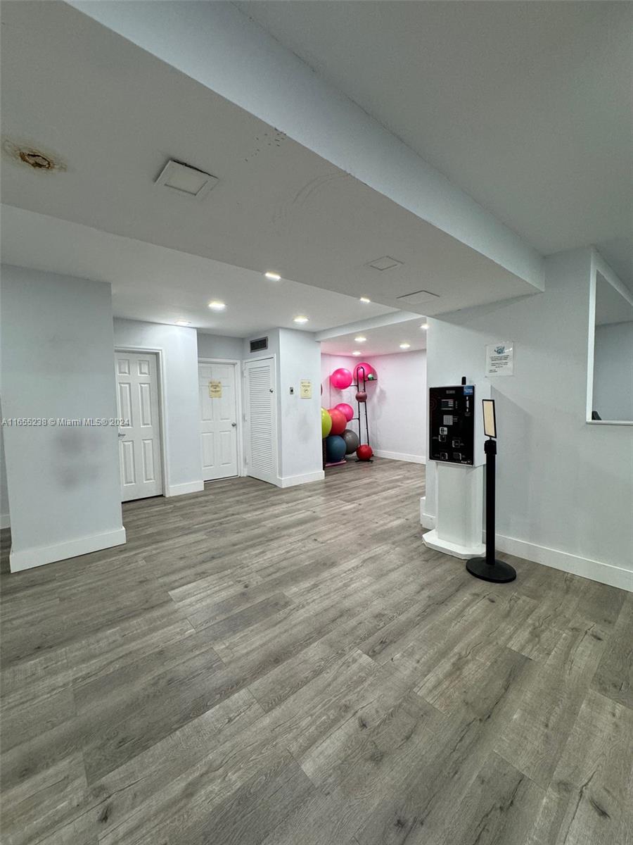WINSTON TOWER 300 CONDO - Residential