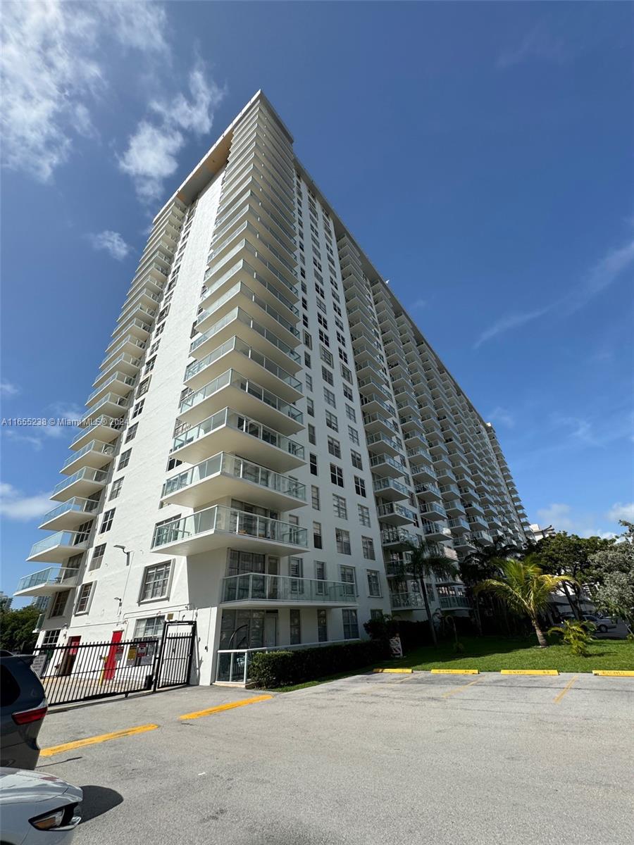 WINSTON TOWER 300 CONDO - Residential