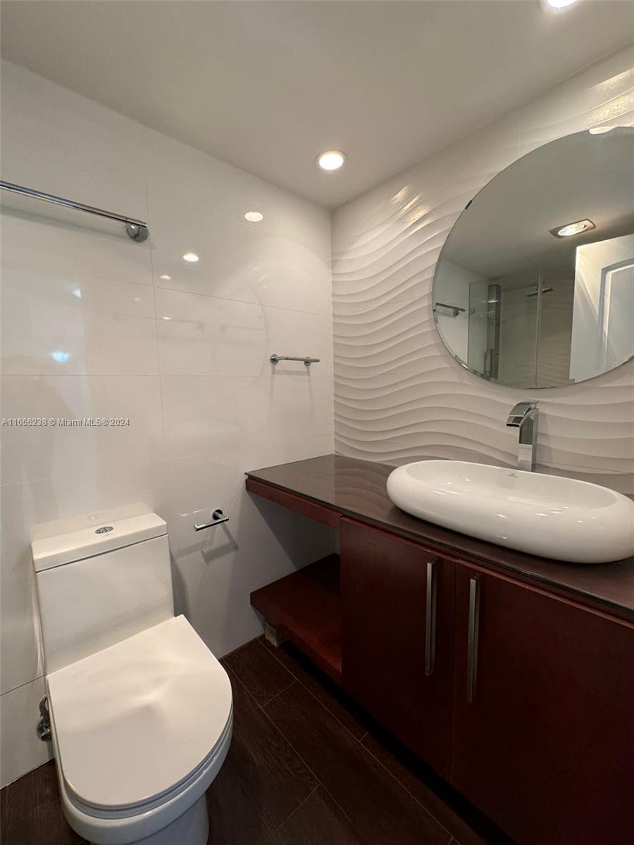 WINSTON TOWER 300 CONDO - Residential