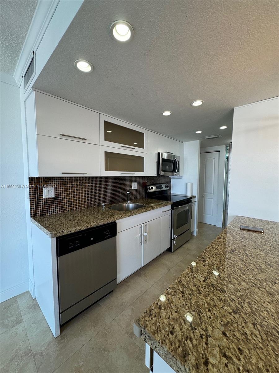WINSTON TOWER 300 CONDO - Residential