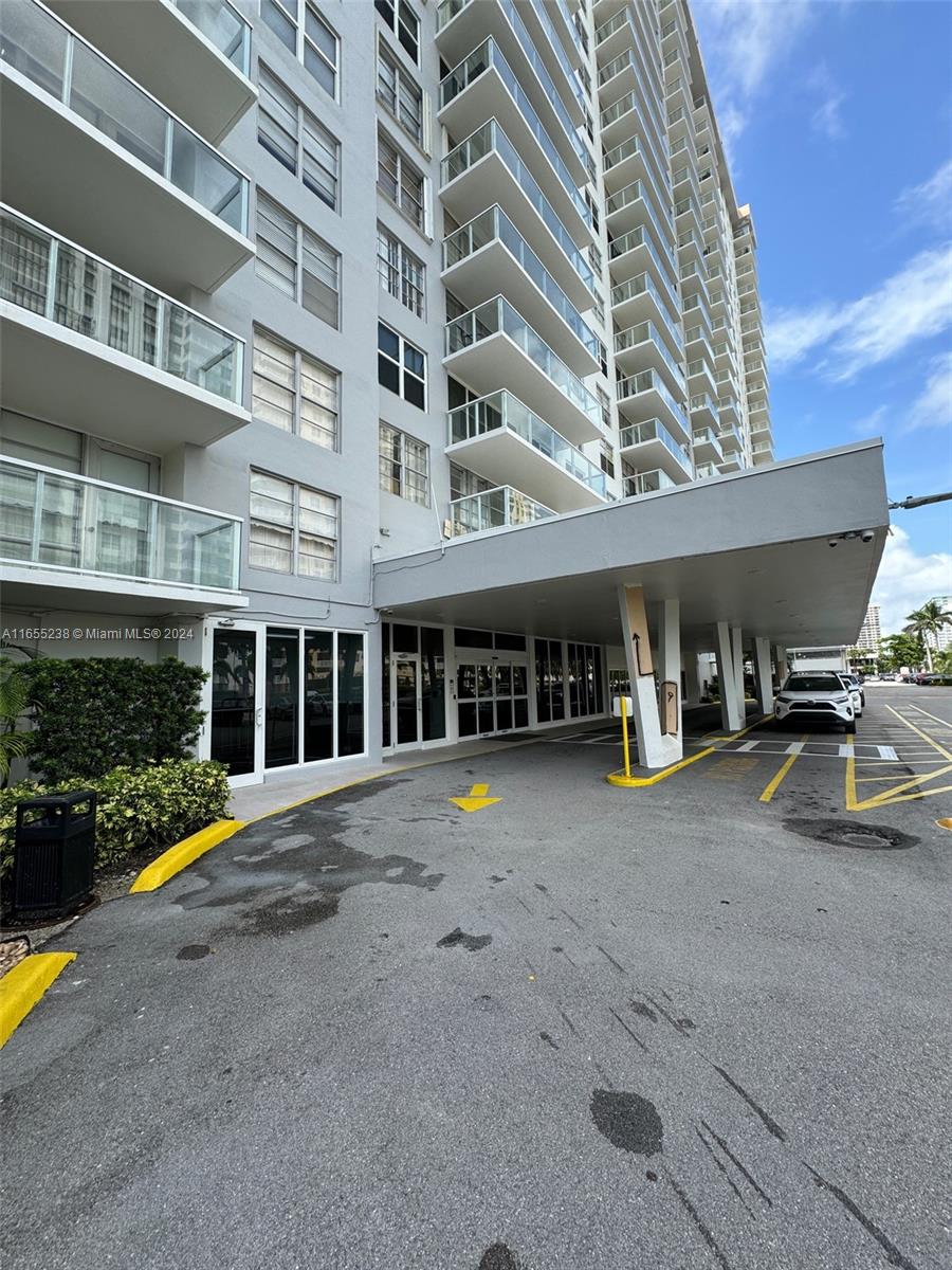 WINSTON TOWER 300 CONDO - Residential