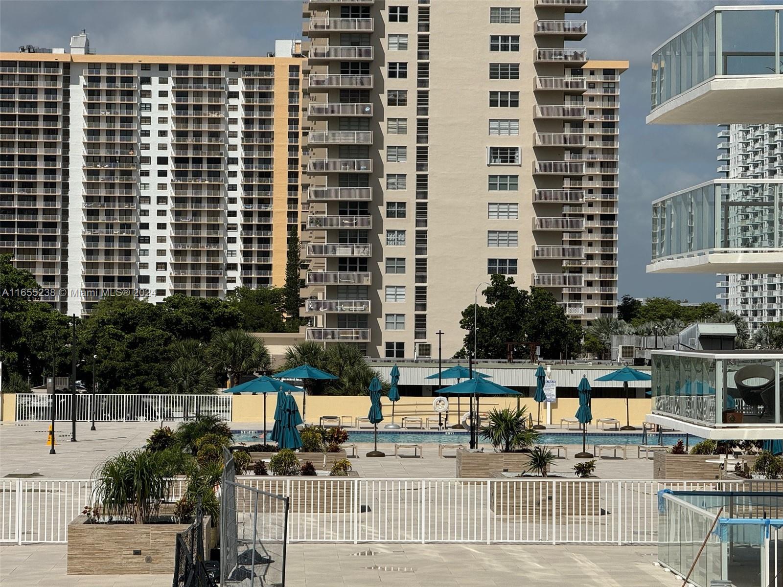 WINSTON TOWER 300 CONDO - Residential