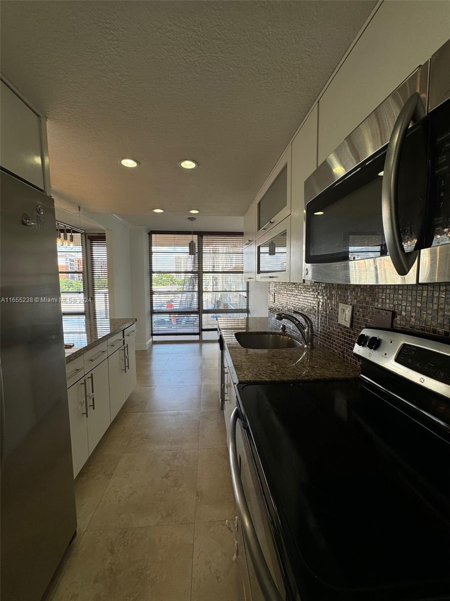 WINSTON TOWER 300 CONDO - Residential