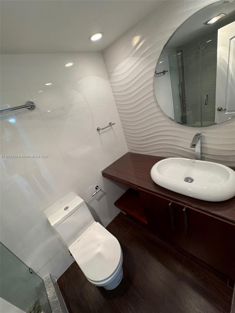WINSTON TOWER 300 CONDO - Residential