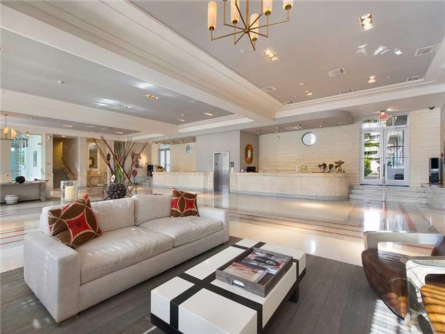 BEAUTIFUL FURNISHED UNIT. WALK TO THE BEACH.INCLUDED BEACH SERVICE .JUST BRING YOUR BAGS. LONG AND SHORT TERM.WALK TO LINCOLN ROAD MALL & CONVENTION CENTER. WASHER & DRYER + parking. MONTLY RENTAL OK.