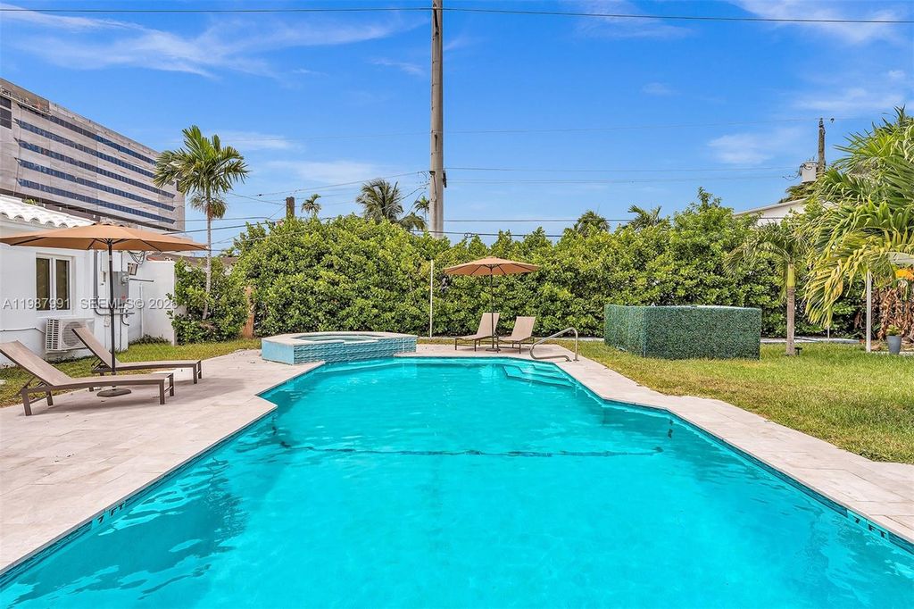 Photo of 703 NE 7th St #5, Hallandale Beach, FL 33009 (MLS # A11987991)