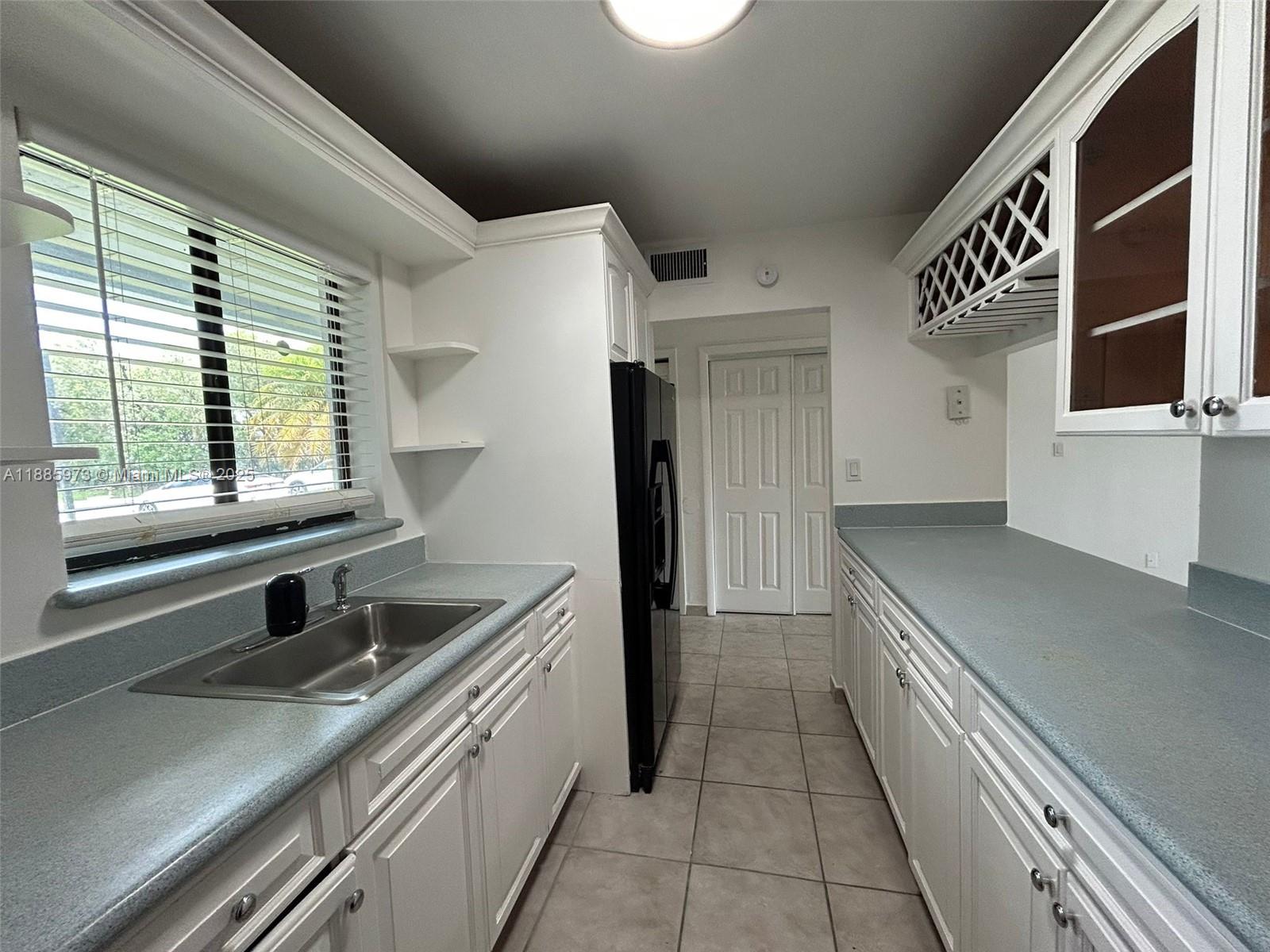 RACQUET CLUB VILLAGE APAR - Residential Lease