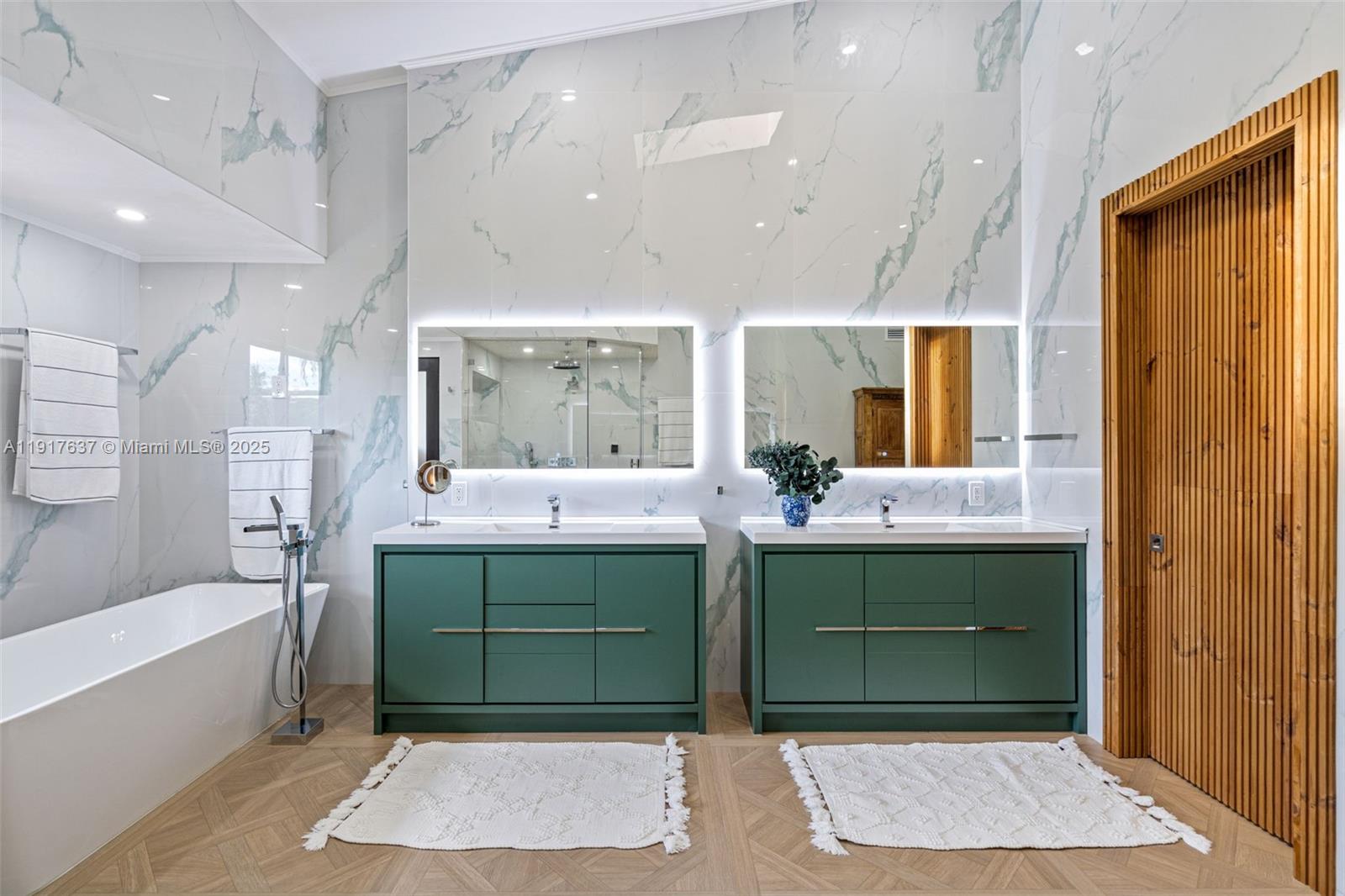 ROYAL HARBOUR YACHT CLUB - Residential