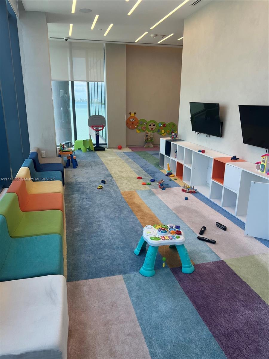 ONE PARAISO CONDO - Residential