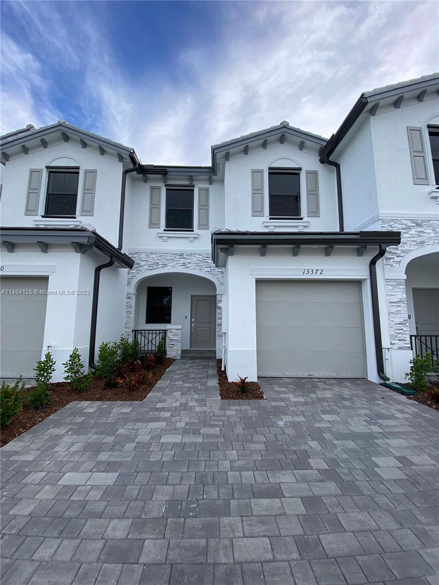 Brand New Townhouse at Pine Vista by Lennar. 3 beds and 2 1/2 baths.
Spacious living room, and family room. with half bath downstairs. Modern white kitchen cabinets with stainless
steel appliances and counter top. Backyard. Attached garage and 3 extra spaces on driveway. Newly installed blinds. Near by Air Homestead Air Reserve, Restaurants, shops and new charters
schools.