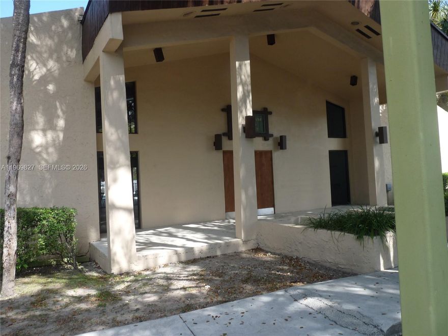 CORNER APARTMENT IN THE PROMENADE COMMUNITY, SECOND FLOOR , READY TO MOVE IN. CLOSE TO FL TURNPIKE AND SHOPPING CENTERS. LAMINATE FLOORS , READY TO MOVE IN. WATER, TV AND INTERNET INCLUDED IN THE MONTHLY ASSESSMENT.  VACANT