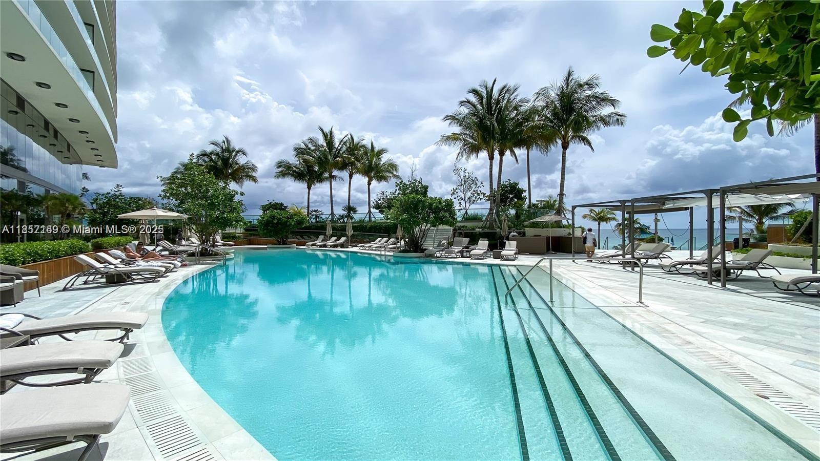 18975 Collins Ave 1605