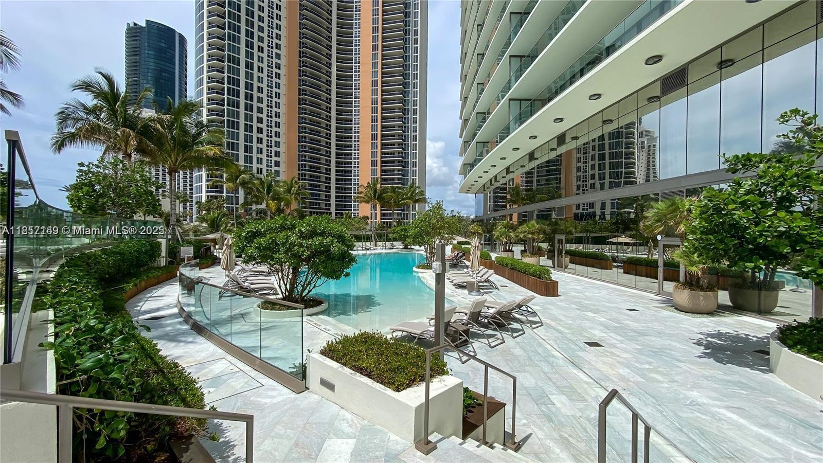 18975 Collins Ave 1605