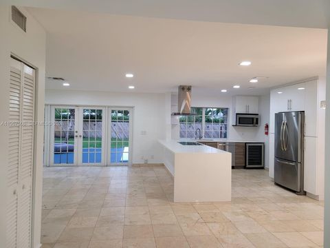 2040 NE 197th Ter Miami FL 33179