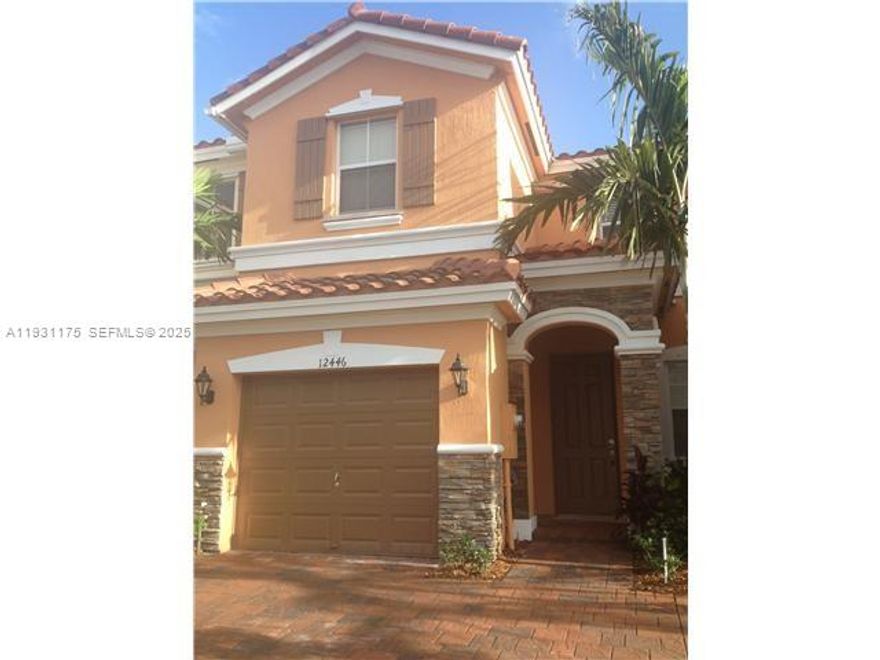 GREAT 3BED/2.5BATHS IN EMERALD CREEK AT PLANTATION. GREAT LOCATION NEXT TO I595. A RATED
SCHOOLS. PEACEFUL, GATED COMMUNITY WITH CLUBHOUSE AND POOL. CLOSE TO BROWARD MALL, SAWGRASS
MILLS MALL AND MUCH MORE.