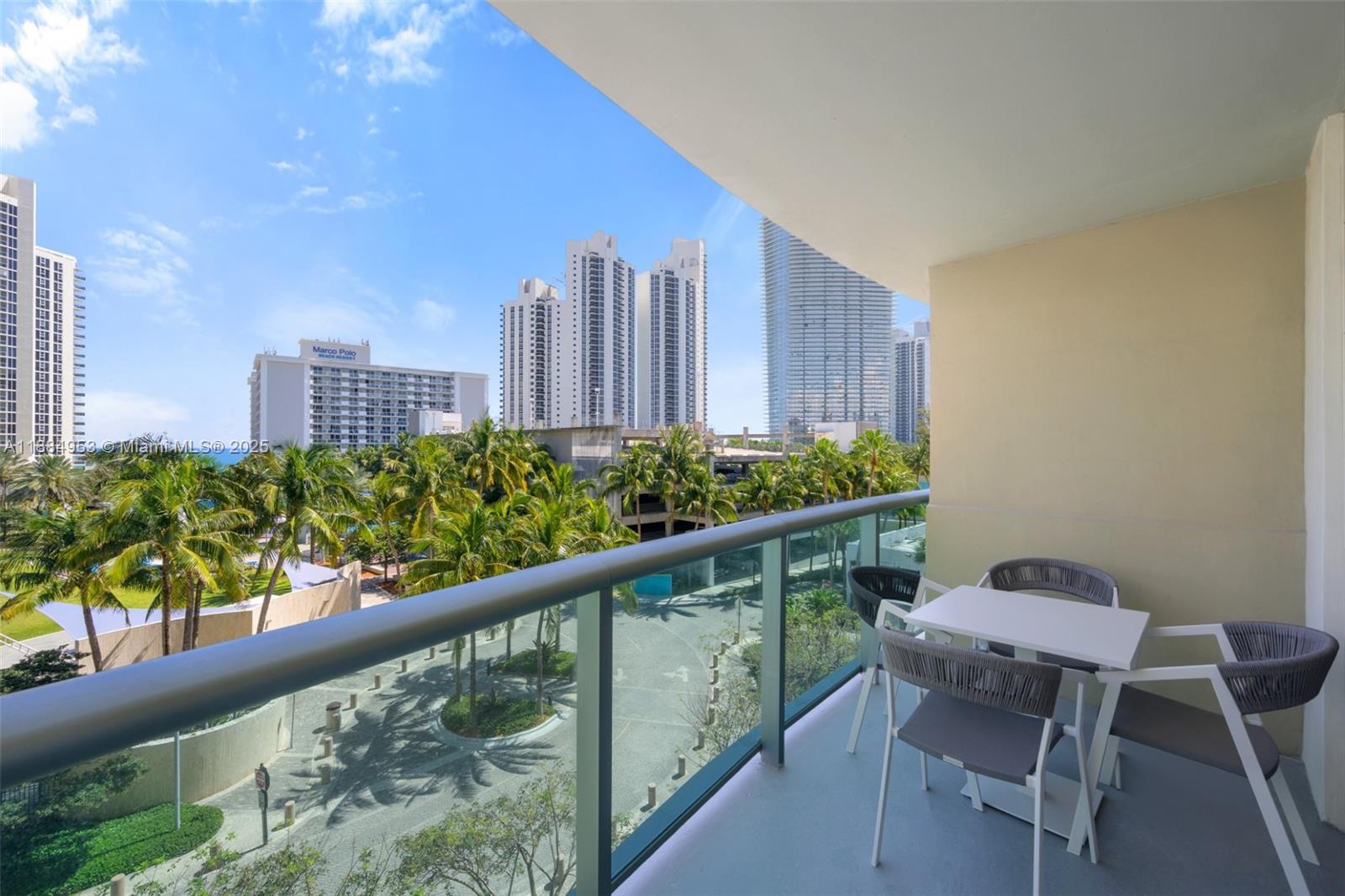 Beautiful newly renovated luxury apartment with ocean views.two bathrooms,one bedroom,and a den.
washer and dryer.Minimum rent 3 months!!