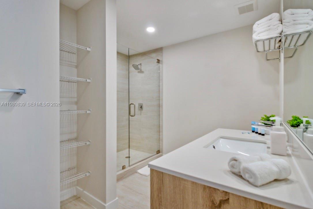 QUADRO CONDO - Residential