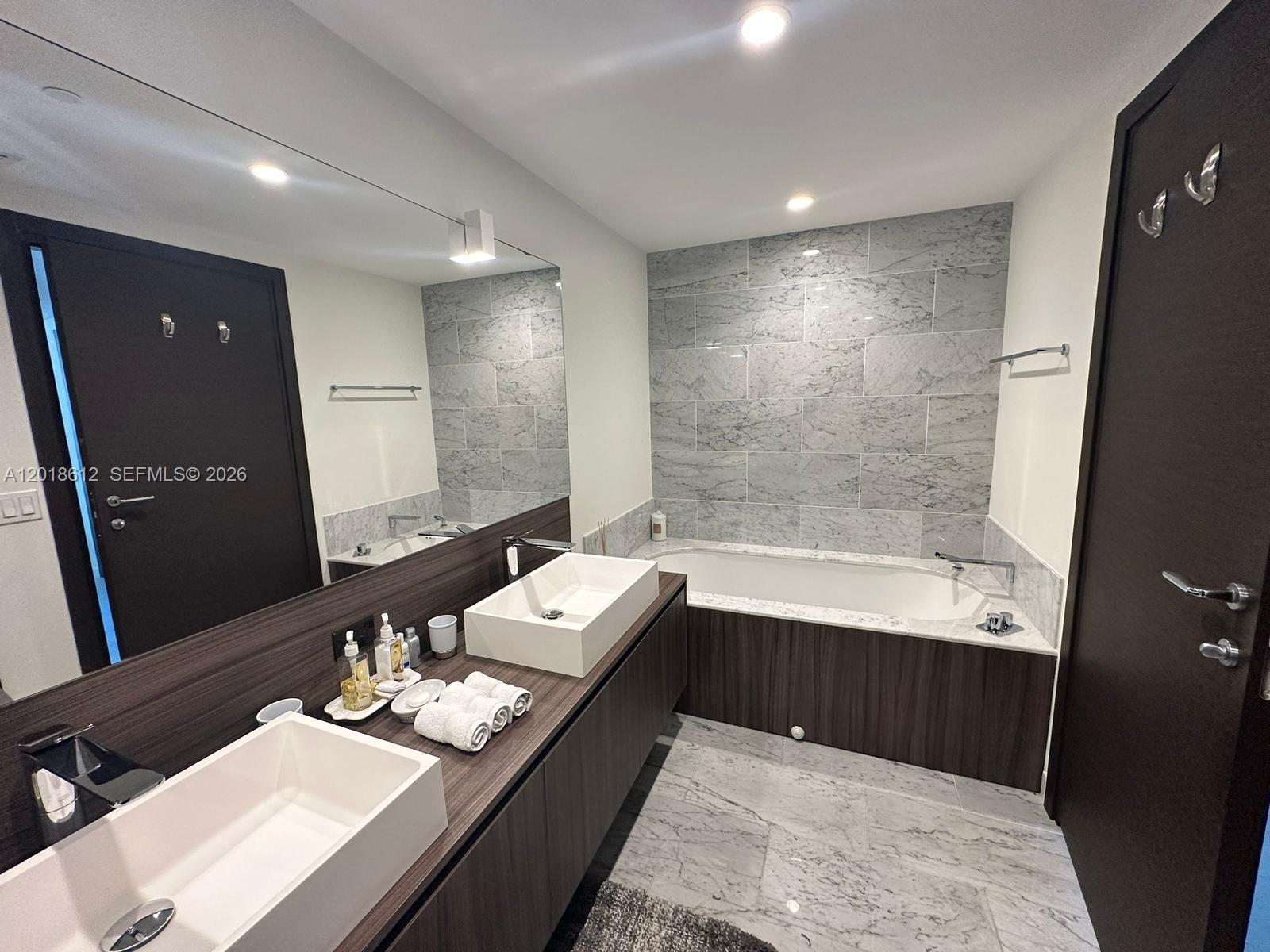 1000 Brickell Plz 4001