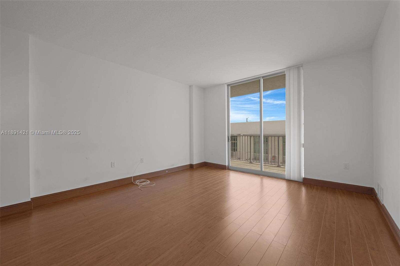 HOLLYWOOD STATION RES CON - Residential