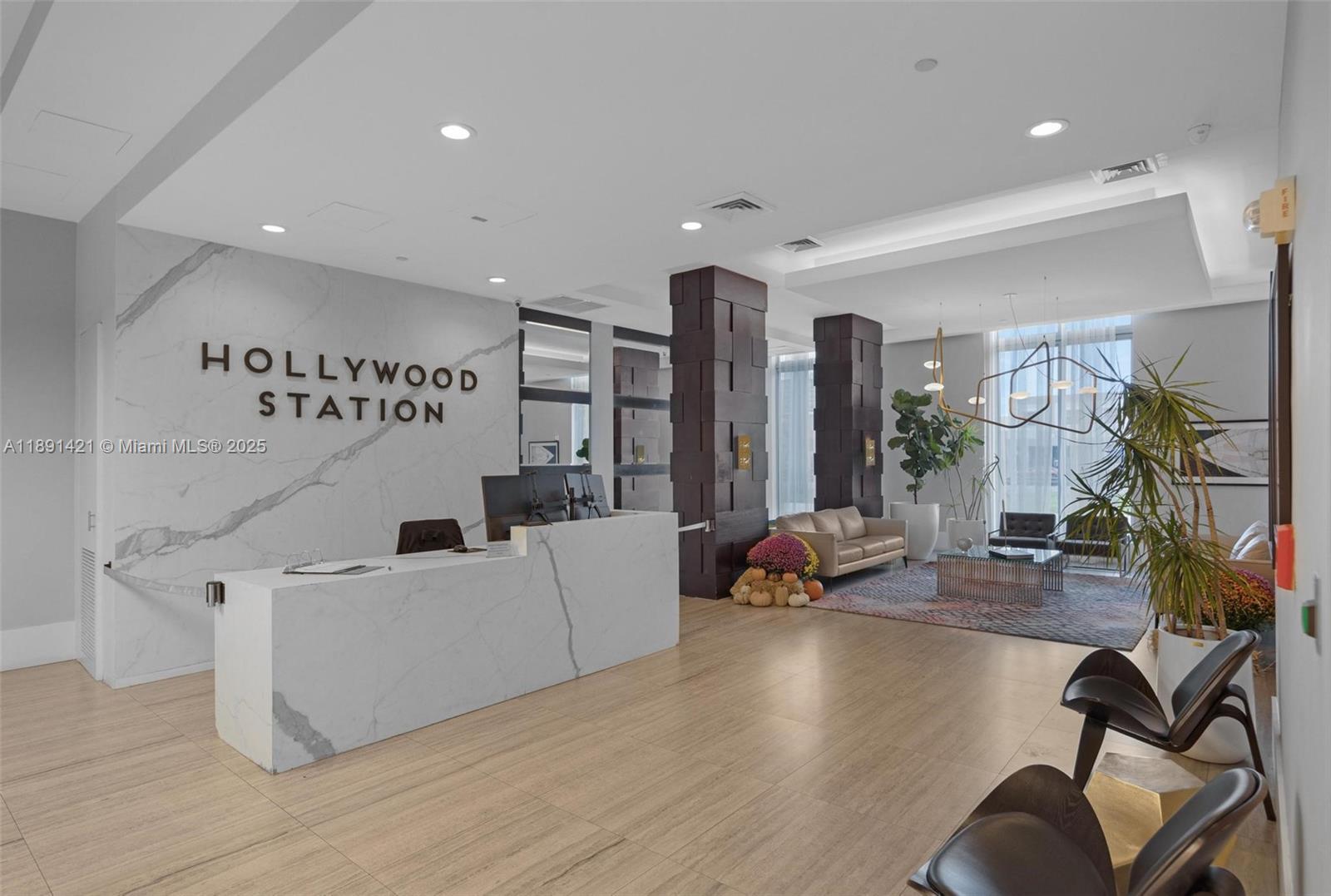 HOLLYWOOD STATION RES CON - Residential