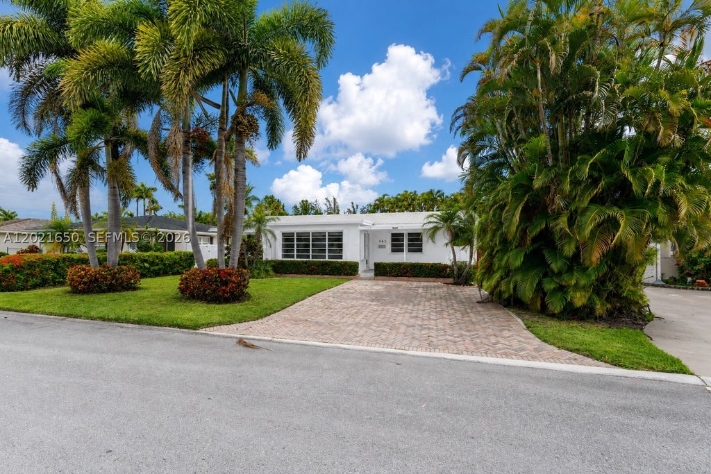 Photo of 947 Lincoln St, Hollywood, FL 33019 (MLS # A12021650)