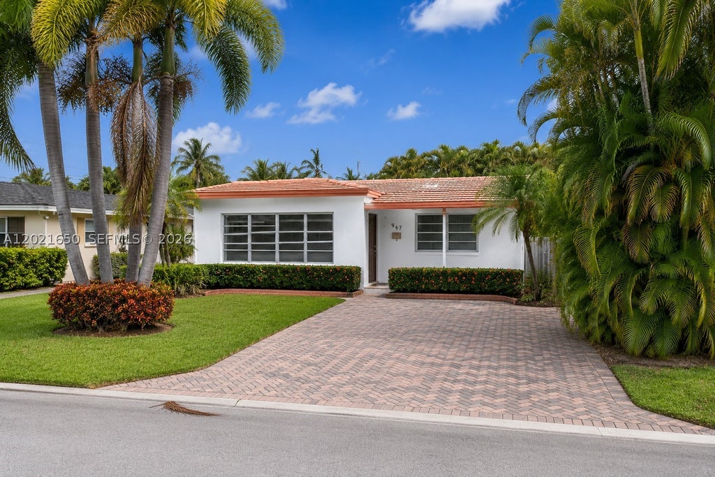Photo of 947 Lincoln St, Hollywood, FL 33019 (MLS # A12021650)