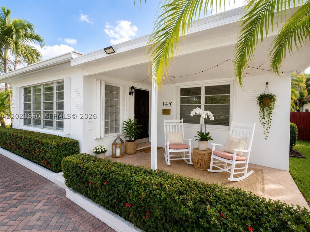 Photo of 947 Lincoln St, Hollywood, FL 33019 (MLS # A12021650)