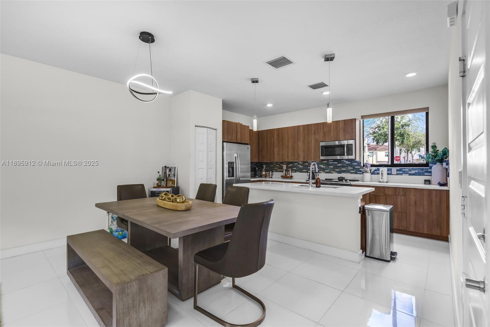 DOWNTOWN DORAL SOUTH PHAS - Residential
