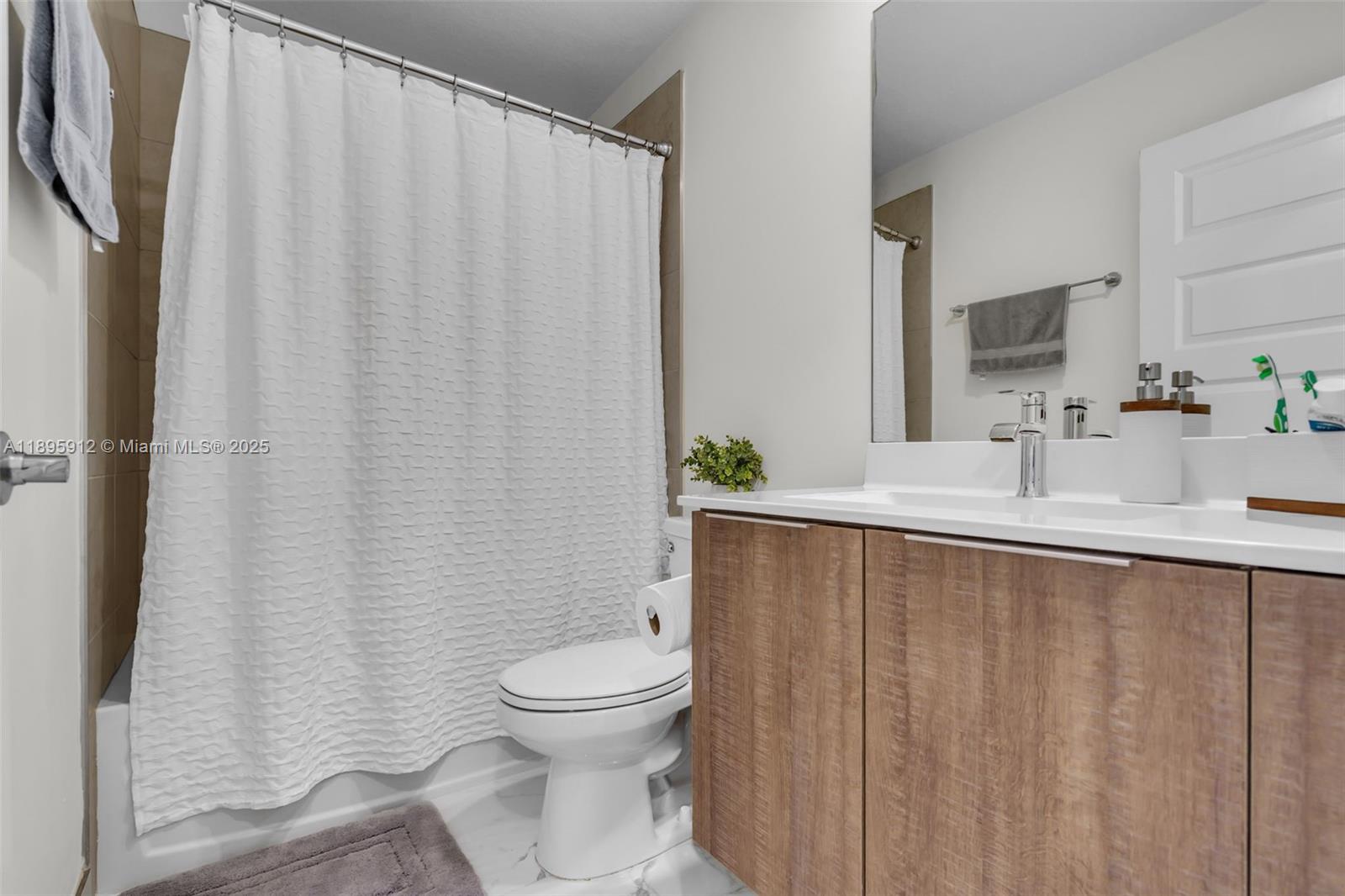 DOWNTOWN DORAL SOUTH PHAS - Residential