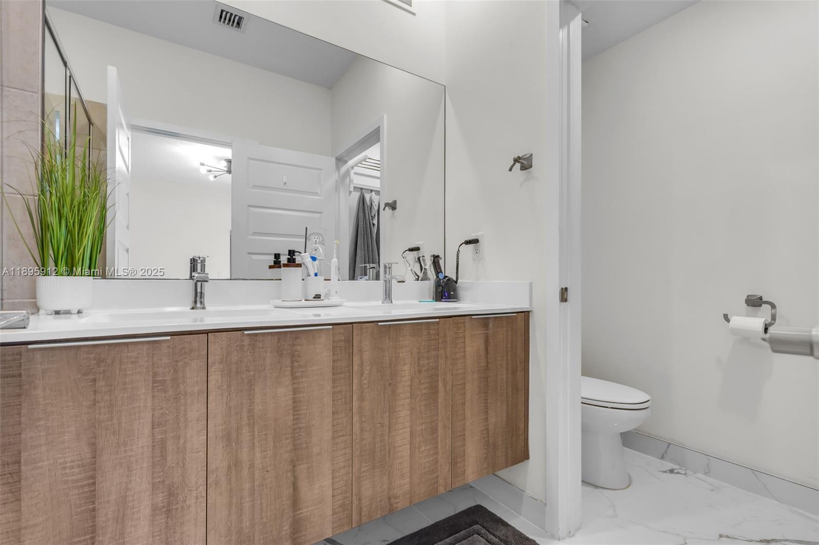 DOWNTOWN DORAL SOUTH PHAS - Residential