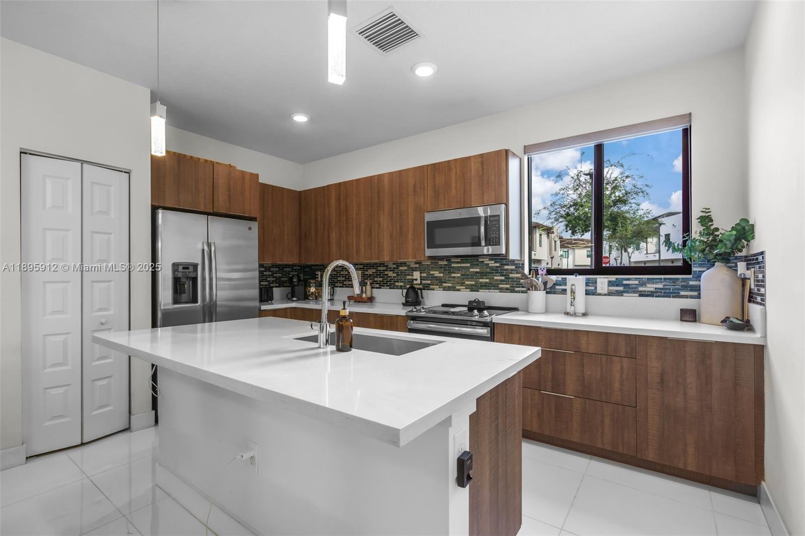 DOWNTOWN DORAL SOUTH PHAS - Residential