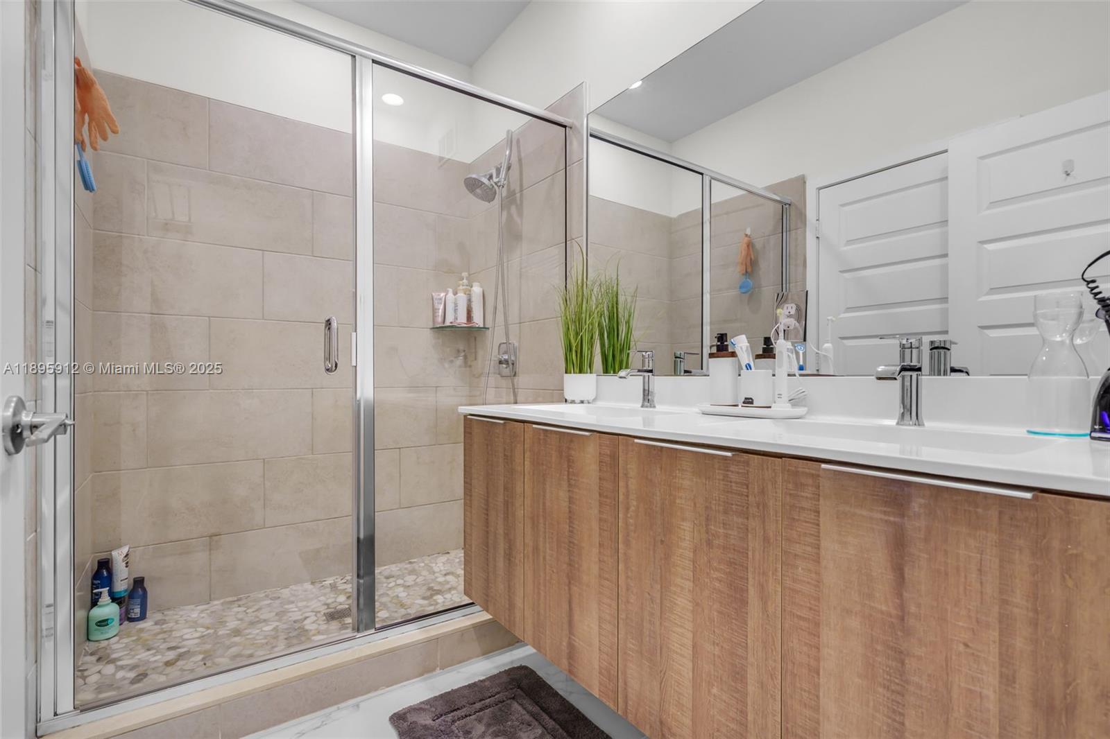 DOWNTOWN DORAL SOUTH PHAS - Residential