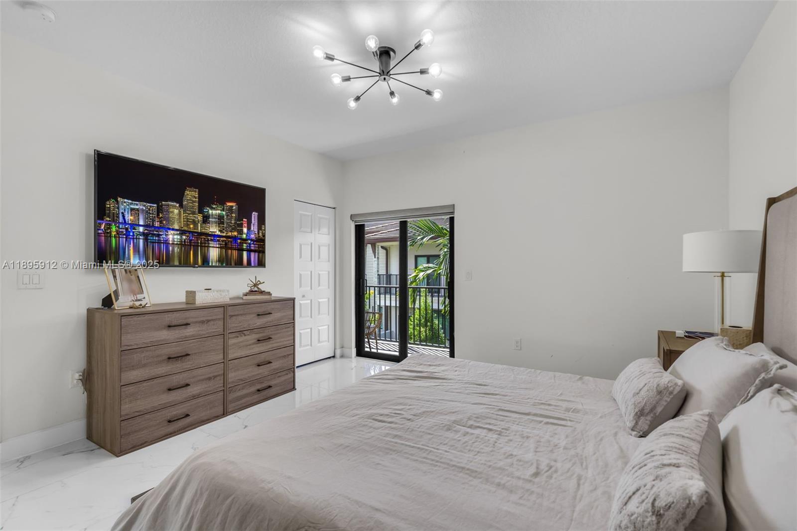 DOWNTOWN DORAL SOUTH PHAS - Residential
