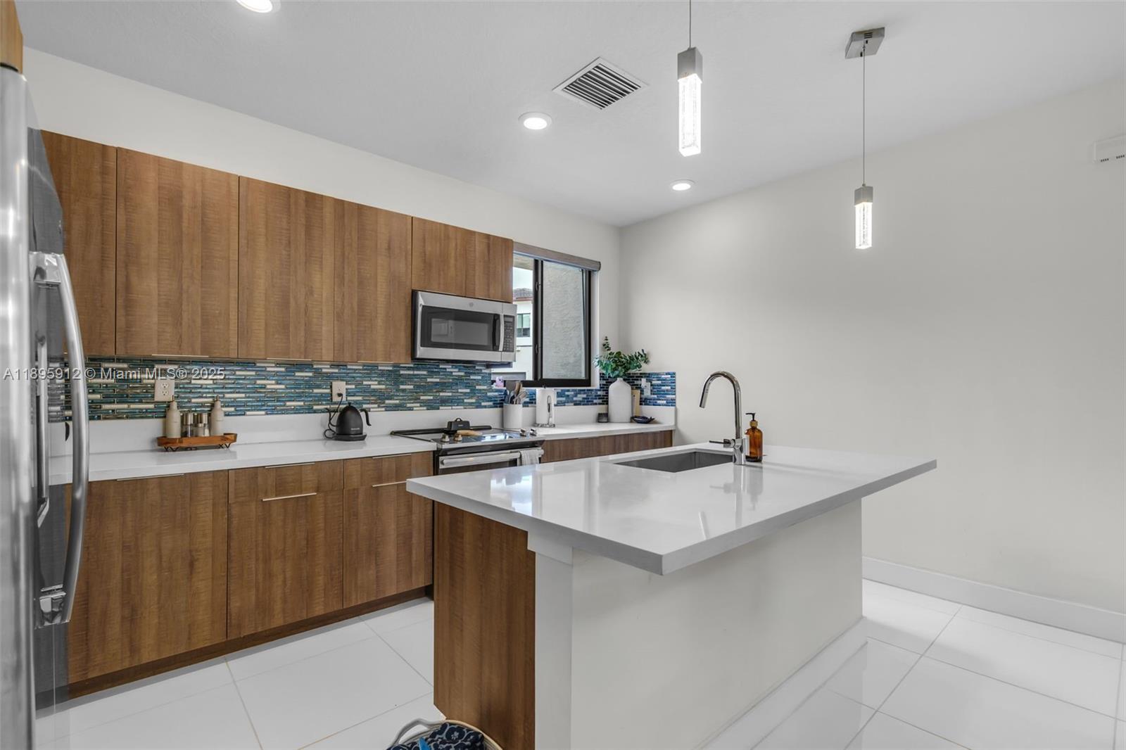 DOWNTOWN DORAL SOUTH PHAS - Residential