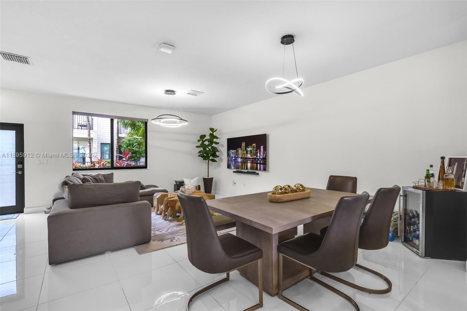 DOWNTOWN DORAL SOUTH PHAS - Residential