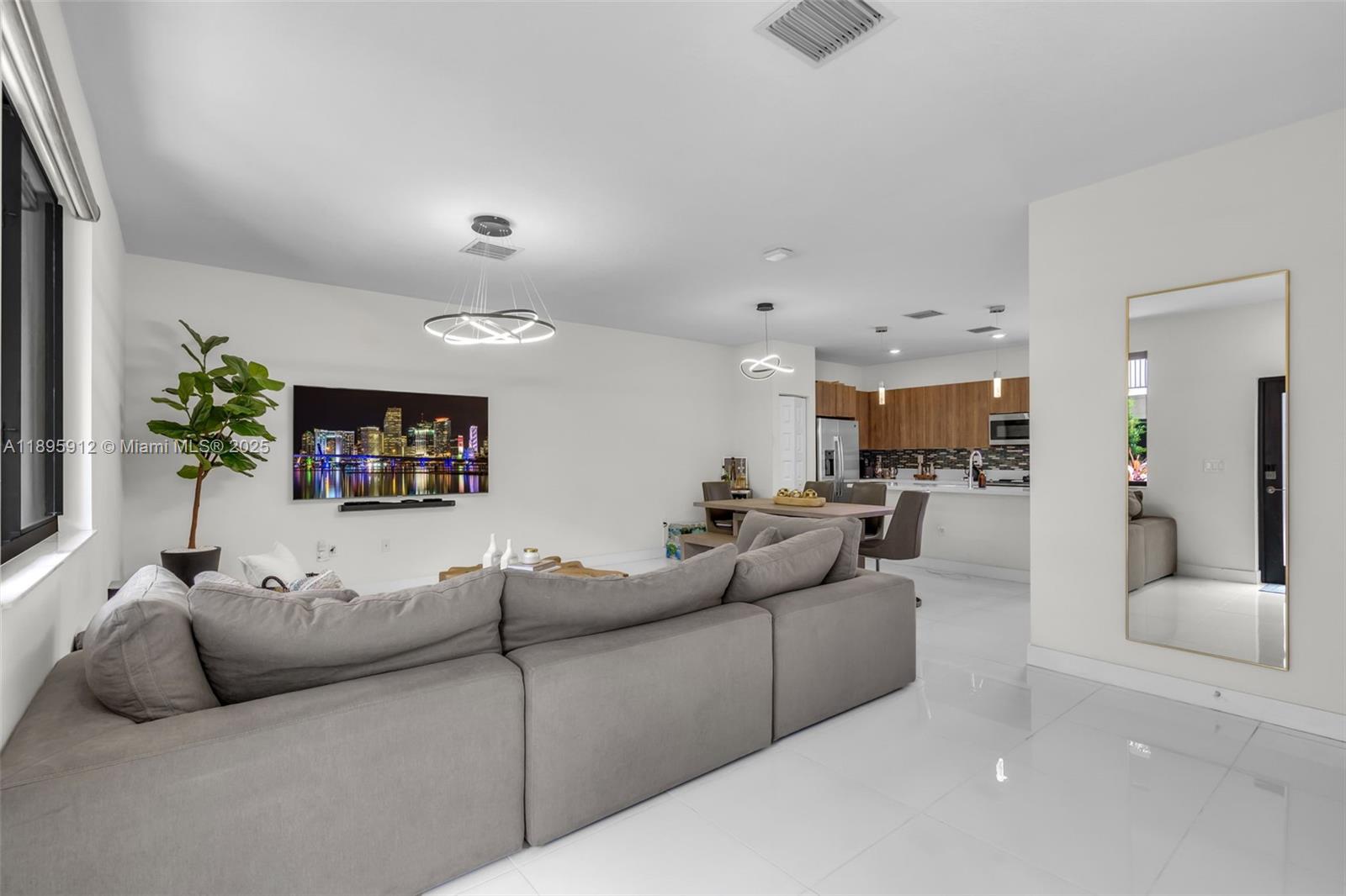 DOWNTOWN DORAL SOUTH PHAS - Residential
