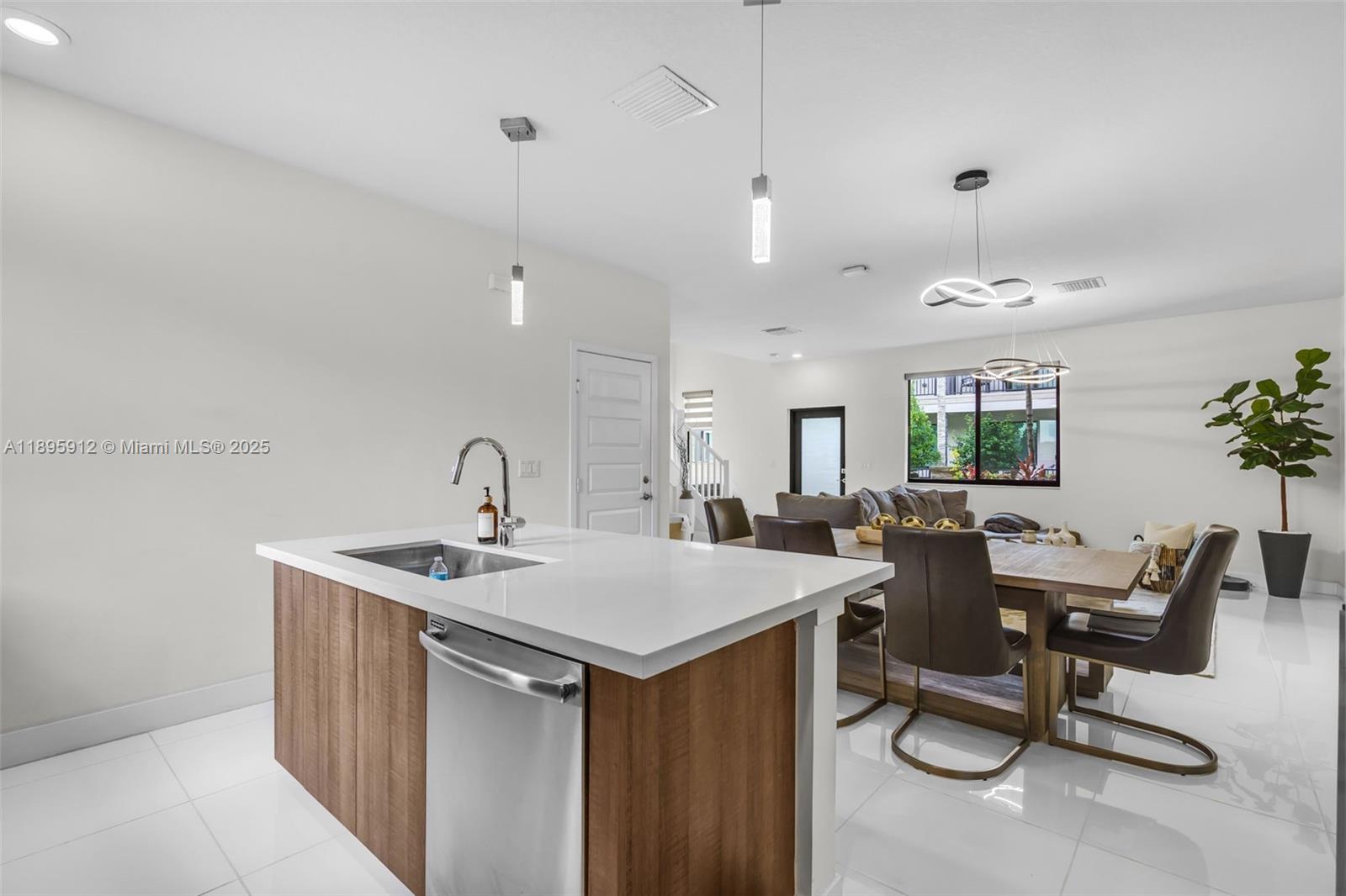 DOWNTOWN DORAL SOUTH PHAS - Residential