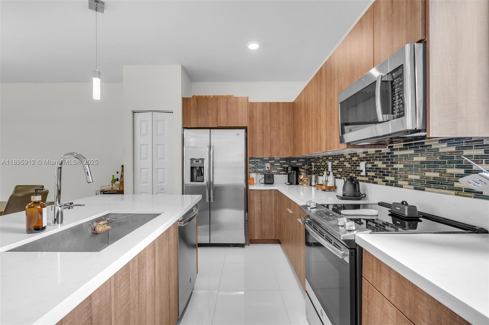 DOWNTOWN DORAL SOUTH PHAS - Residential