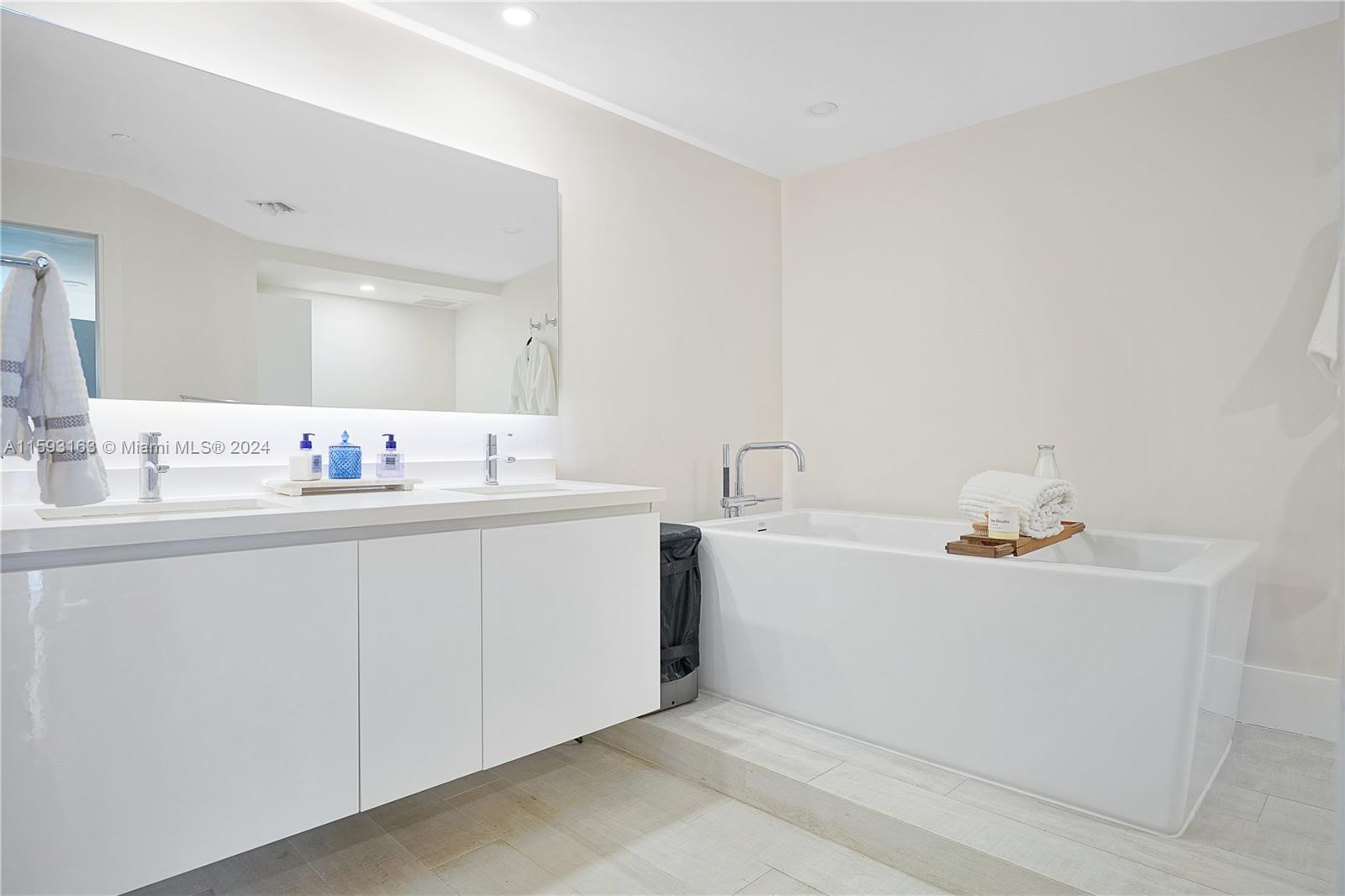 CARBONELL CONDO - Residential