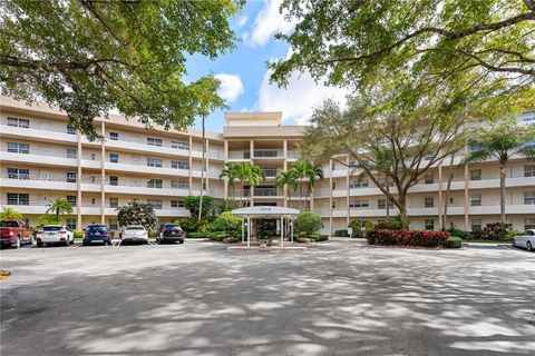 Photo of 3800 Oaks Clubhouse Dr #307, Pompano Beach, FL 33069 (MLS # A11758862)