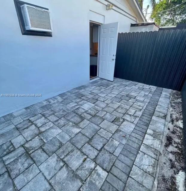 Efficiency totalmente nuevo y equipado en la zona de Pembroke Pines, todas las utilidades incluidas, agua, luz, internet y cable, espacio de parqueo para 1 carro ,aire acondicionado ,salida y entrada independiente,máximo 2 personas,no se permiten mascotas, un solo parqueo disponible , listo para mudarse inmediatamente, cualquier pregunta no dude en contactarme !!!
Totally new and equipped efficiency in the Pembroke Pines area, all utilities included, water, electricity, internet and cable, parking space for 1 car, air conditioning, independent exit and entrance, maximum 2 people, no pets allowed, only one parking available, ready to move immediately, any questions do not hesitate to contact me !!!