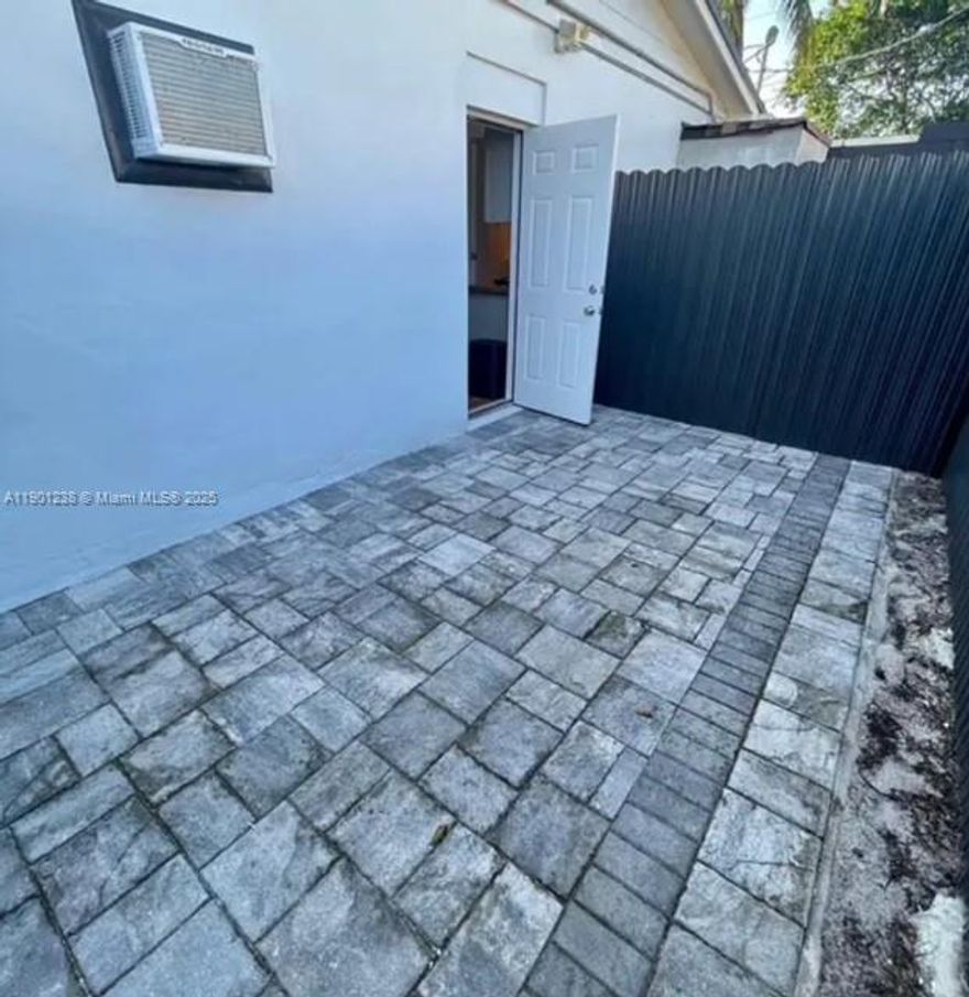 Efficiency totalmente nuevo y equipado en la zona de Pembroke Pines, todas las utilidades incluidas, agua, luz, internet y cable, espacio de parqueo para 1 carro ,aire acondicionado ,salida y entrada independiente,máximo 2 personas,no se permiten mascotas, un solo parqueo disponible , listo para mudarse inmediatamente, cualquier pregunta no dude en contactarme !!!

Totally new and equipped efficiency in the Pembroke Pines area, all utilities included, water, electricity, internet and cable, parking space for 1 car, air conditioning, independent exit and entrance, maximum 2 people, no pets allowed, only one parking available, ready to move immediately, any questions do not hesitate to contact me !!!