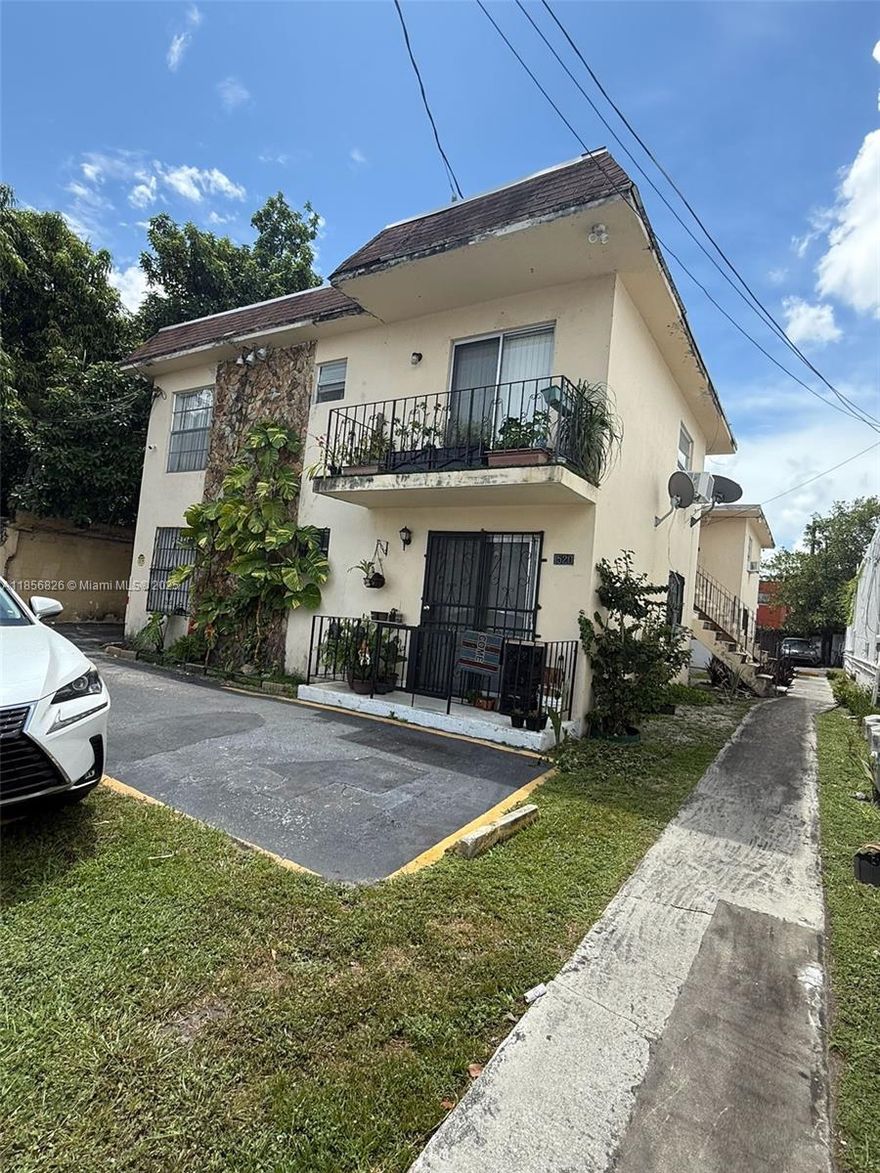 Multifamily 6 unit  all units 2/1, building in the heart of Little Havana. 40 Certification has already passed. Parking for tenants. Low expenses. Income Producing washer/dryer. Minutes from, Calle 8, Brickell, Downtown, Wynwood, Beaches, restaurants and shopping.