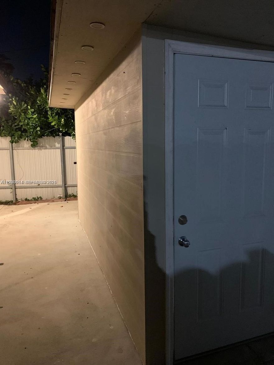 Fully renovated Cozy Studio in Miami Gardens!!! Completely private and independent, and located next to the
vibrant Hard Rock Stadium, US-441, shopping centers and expressways this studio is an affordable option for you
to checkout within the Miami limits, WITH ELECTRICITY AND WATER INCLUDED IT'S A MUST SEE PROPERTY . NO
HOA, rapid approval!