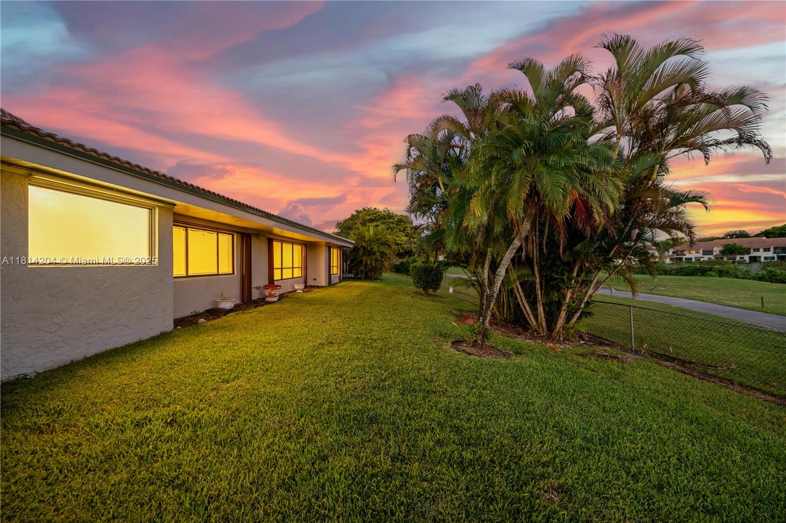 The Villa Residences Of Em - Residential