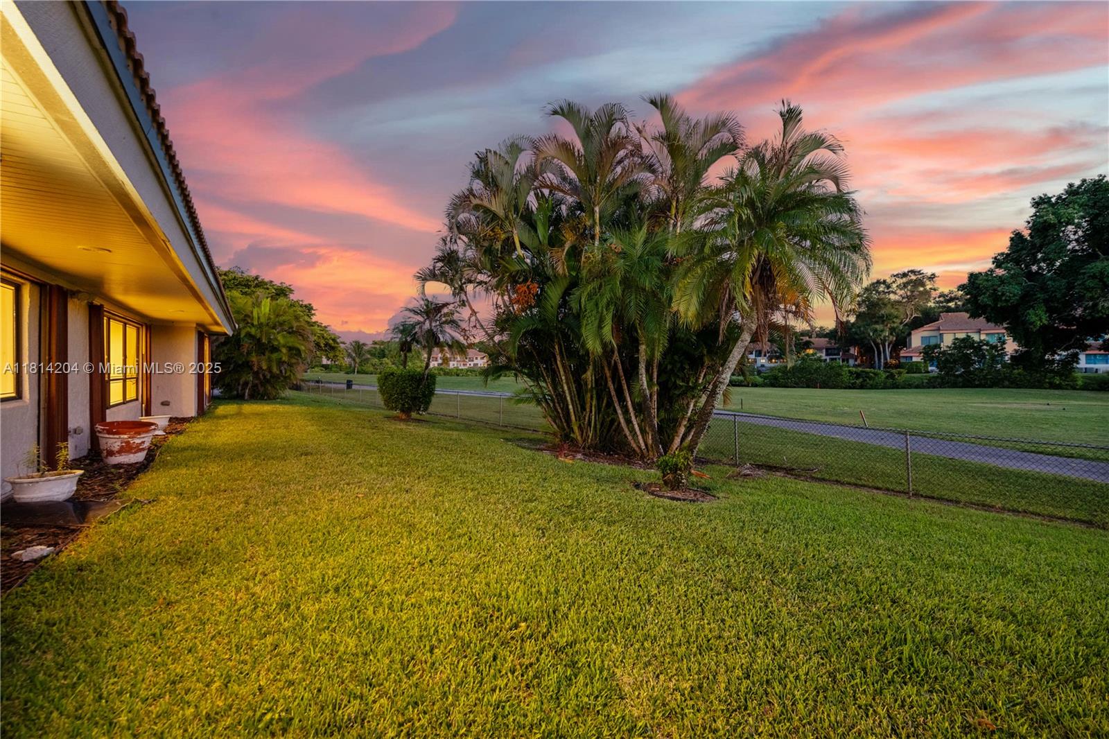 The Villa Residences Of Em - Residential