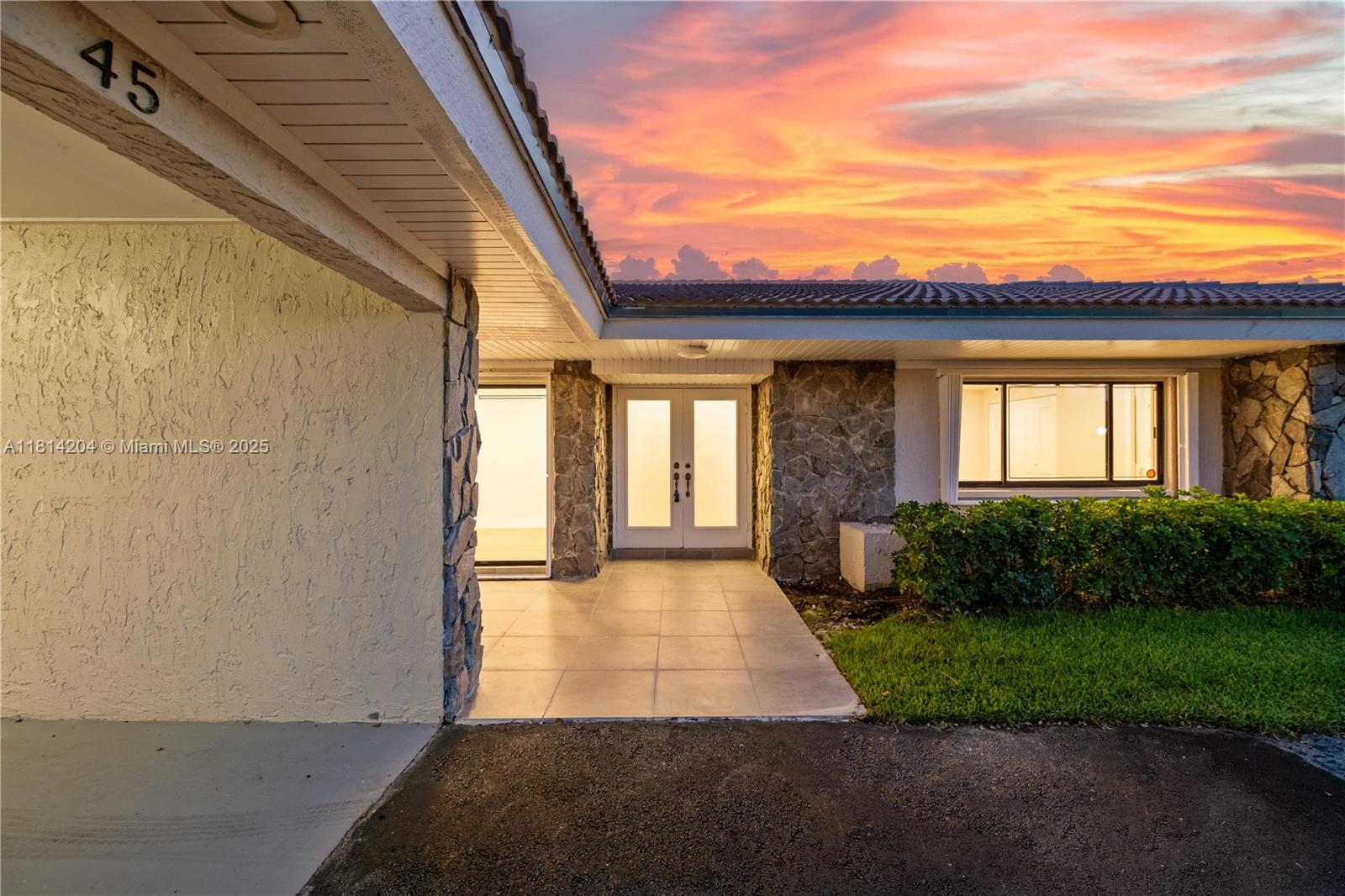 The Villa Residences Of Em - Residential