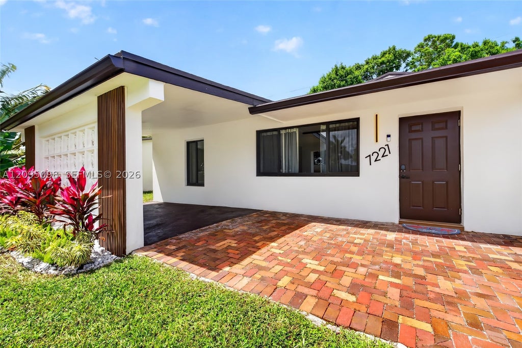 Photo of 7221 Freedom St, Hollywood, FL 33024 (MLS # A12095098)